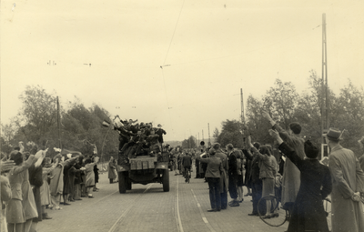 97644 Afbeelding van de intocht van de militairen van het 49th Reconnaissance Regiment (Polar Bears), bij Fort De Bilt ...
